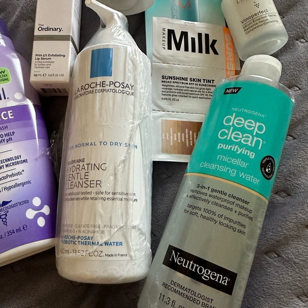 Neutrogena Purifying Micellar Cleansing Water - Green and White
